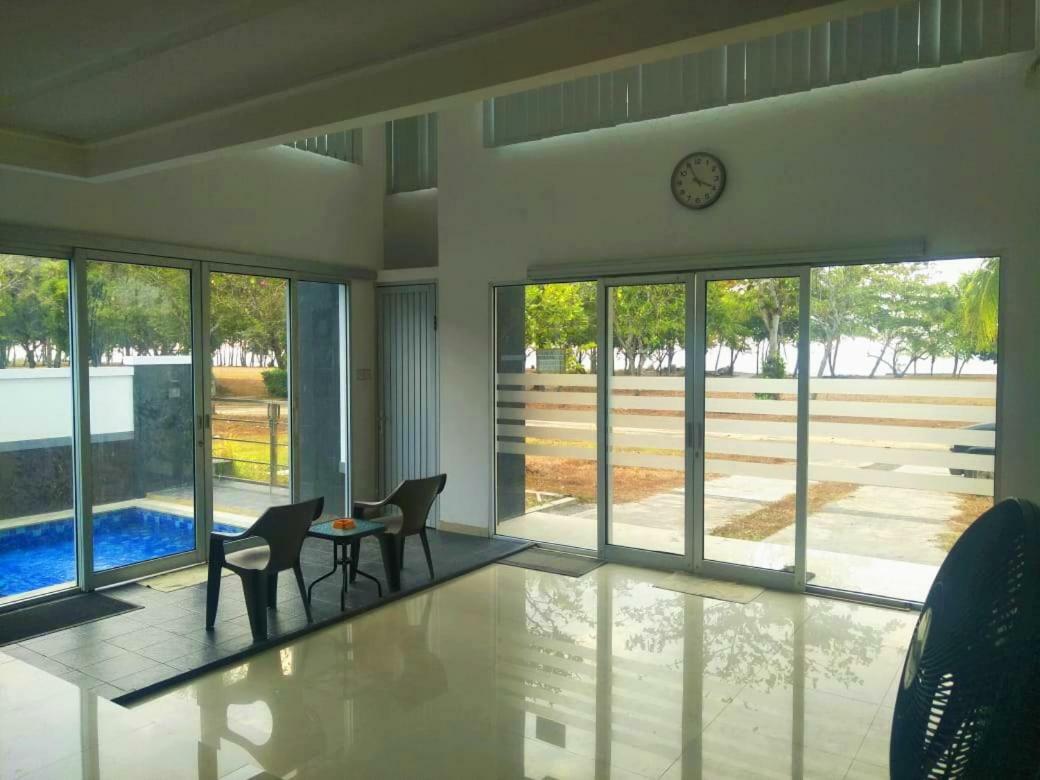 Villa Kaca Tanjung Lesung Luaran gambar